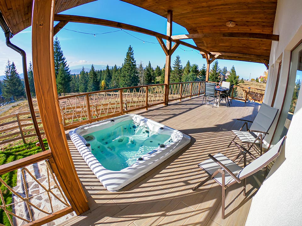Terasa acoperita cu jacuzzi cabana de inchiriat Belis