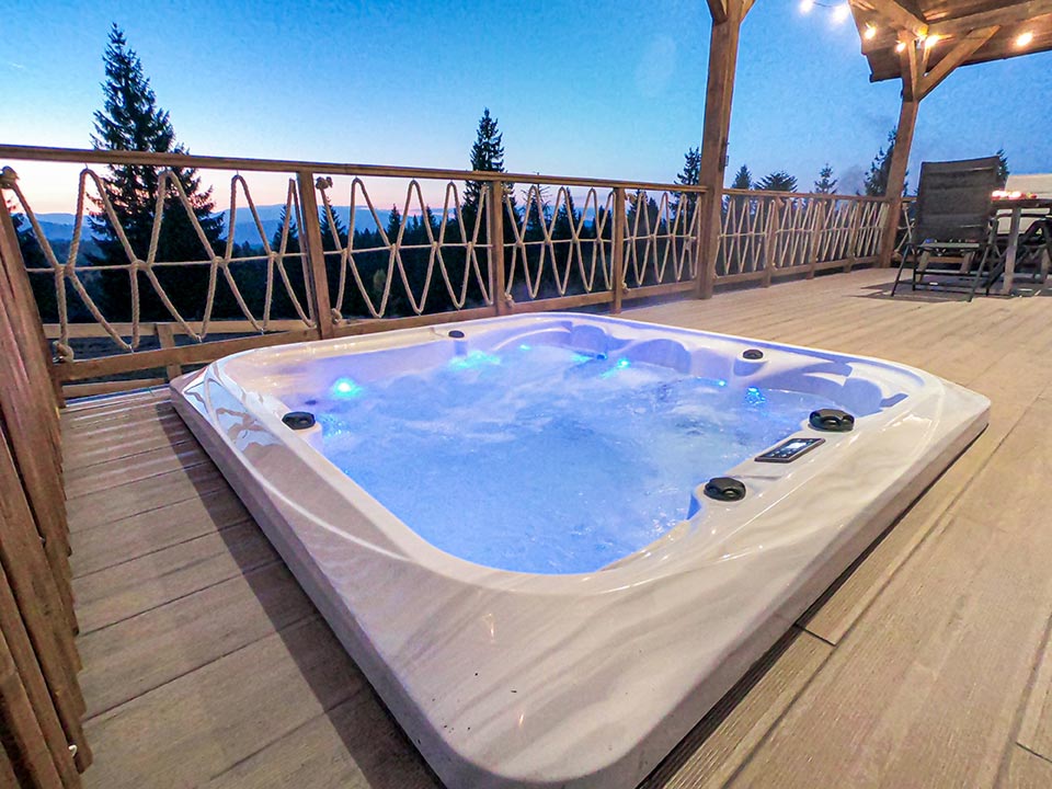 Terasa acoperita cu jacuzzi