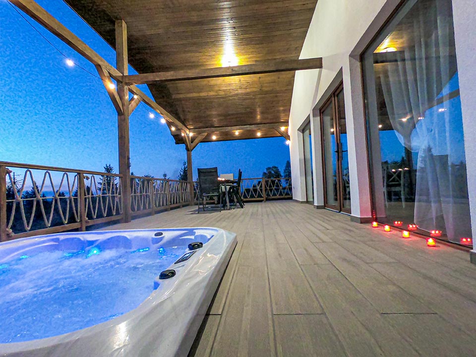 Terasa acoperita cu jacuzzi cabana Belis