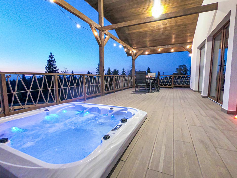 Terasa acoperita cu jacuzzi cabana Belis
