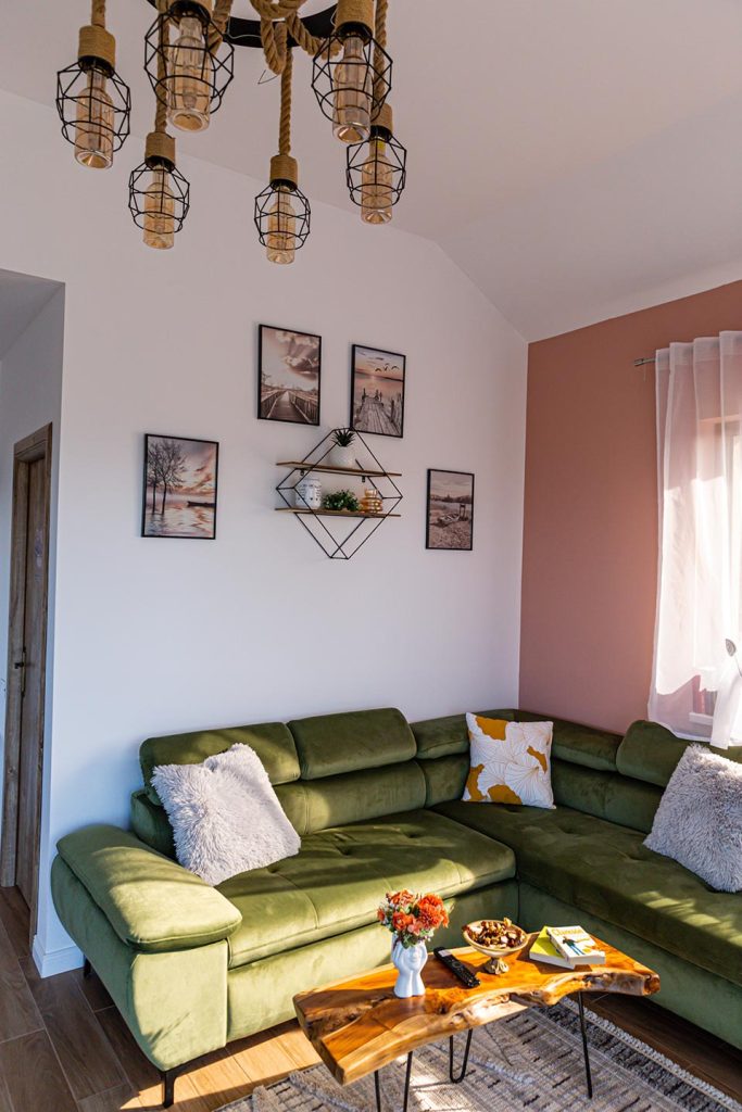 Living cu canapea, coltisor de relaxare la munte