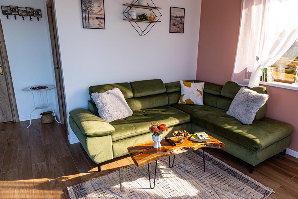 Living cu canapea, coltisor de relaxare la munte